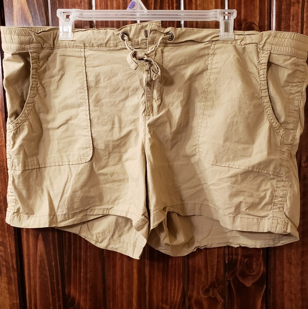 Boutique khaki shorts 24 women's plus